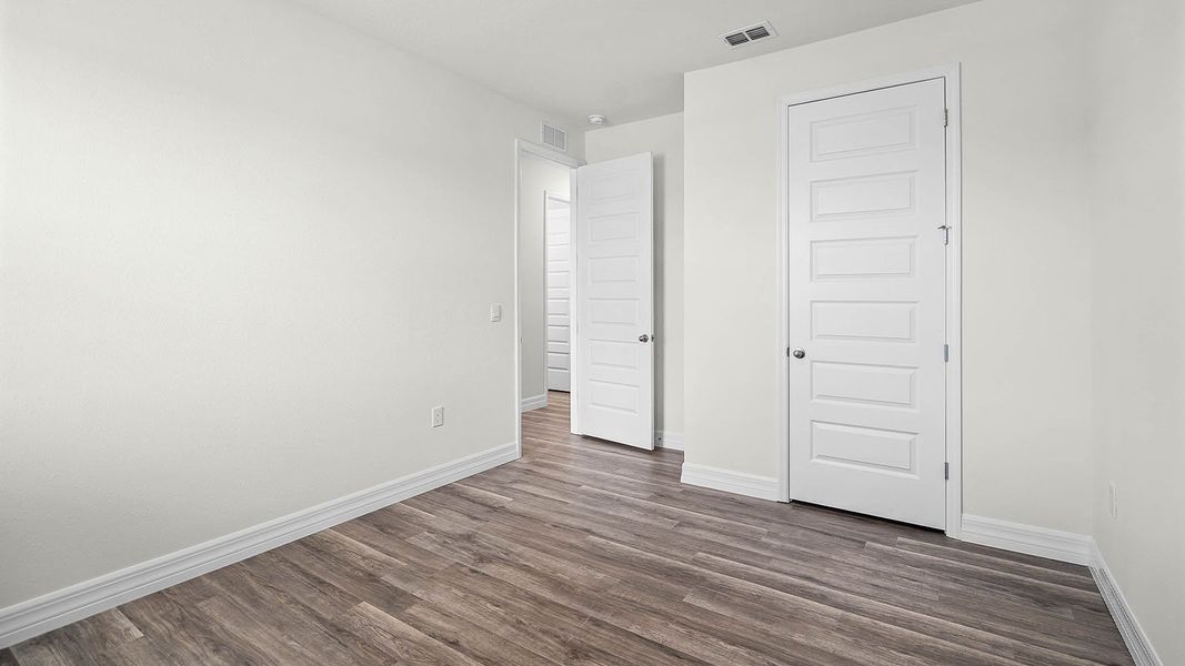 Spacious, unfurnished interior of a new home in Harmony on Lake Eloise, Winter Haven (Image 26).