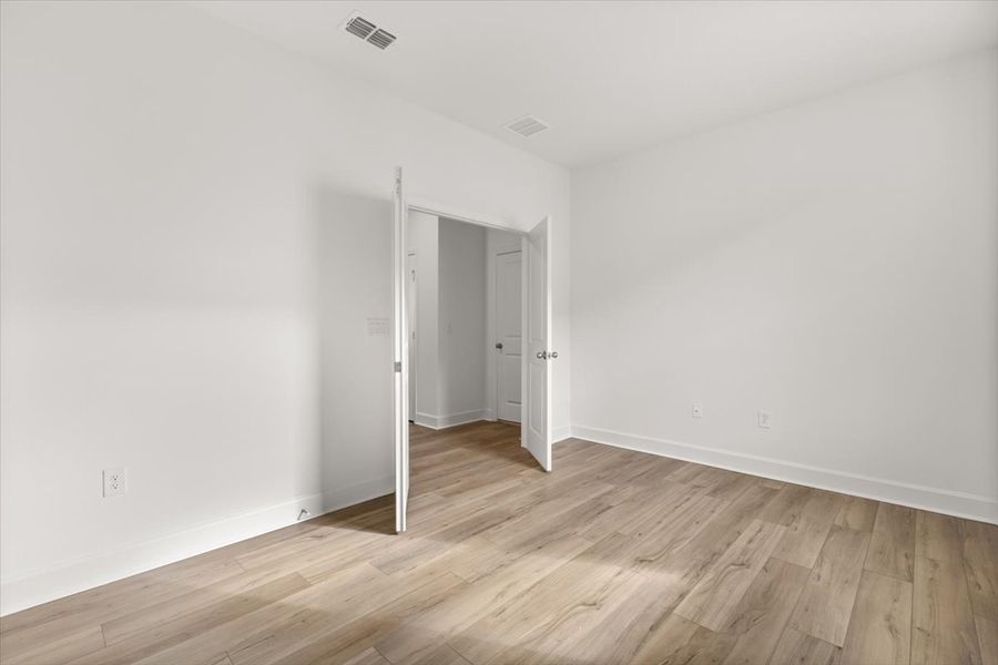 Spacious, unfurnished interior of a new home in Cypress Bluff II, Groveland (Image 4).