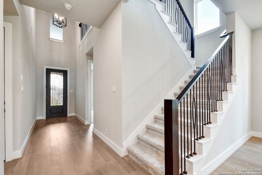 Spacious, unfurnished interior of a new home in Weston Oaks, San Antonio (Image 16).