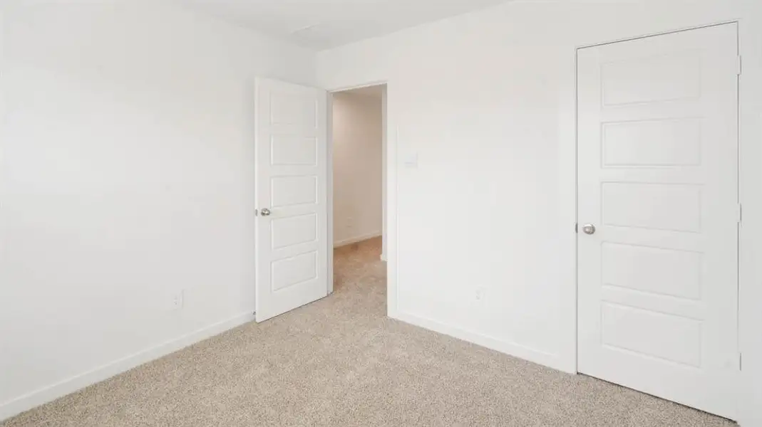 Spacious, unfurnished interior of a new home in Hanolley Hills, Sherman (Image 6).