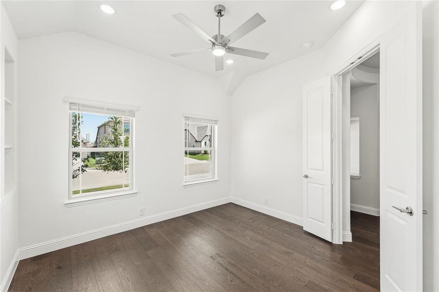 Spacious, unfurnished interior of a new home in Chaparral Park, Oak Point (Image 18). Spacious, unfurnished interior of a new home in Chaparral Park, Oak Point (Image 18).