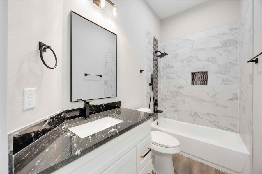 Modern Bathroom with updated fixtures! Modern Bathroom with updated fixtures!