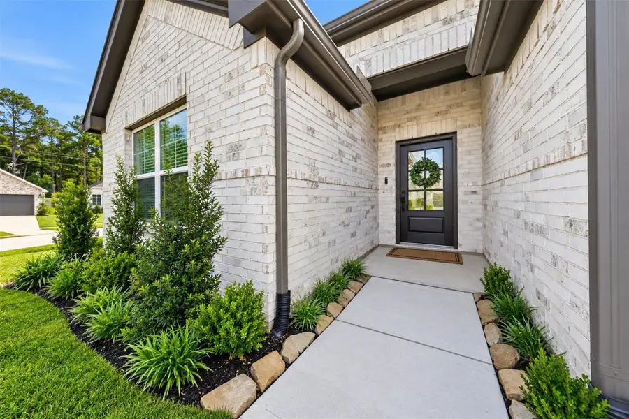 Exterior details and patio area of a home in Sorella, Tomball (Image 3).