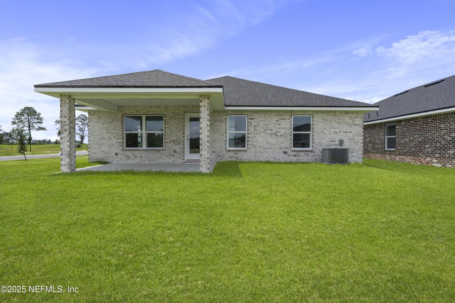 Exterior details and patio area of a home in , Green Cove Springs (Image 3).