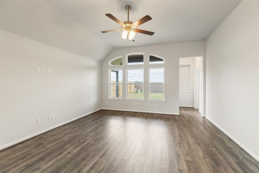 Spacious, unfurnished interior of a new home in Brookewater, Rosenberg (Image 27).