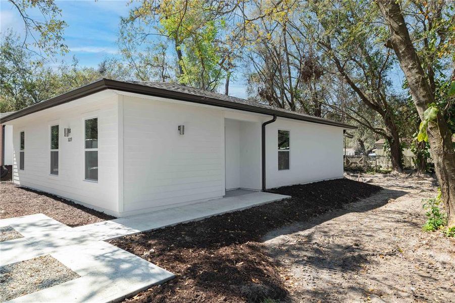 Exterior details and patio area of a home in , New Port Richey (Image 19).