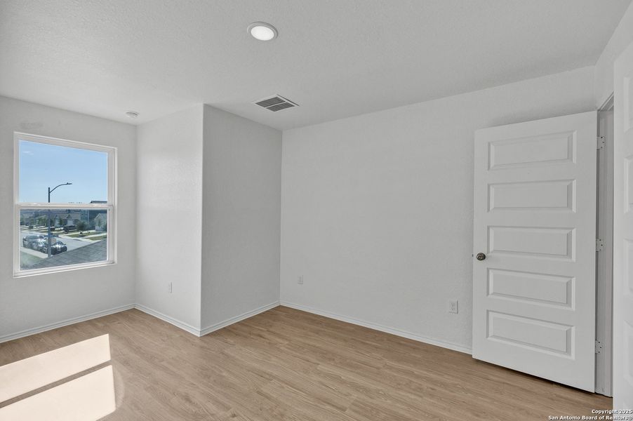 Spacious, unfurnished interior of a new home in Blue Ridge Ranch, San Antonio (Image 23).