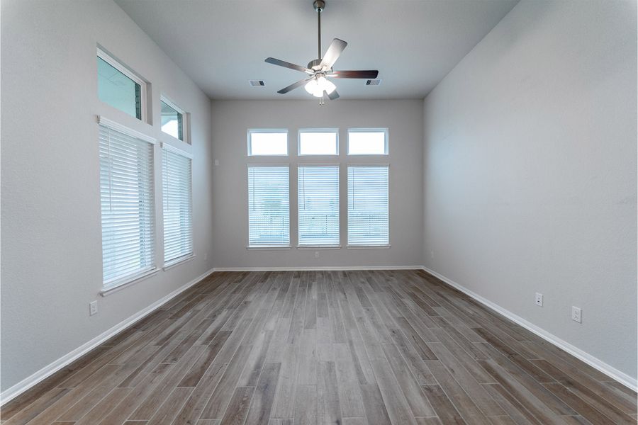 Spacious, unfurnished interior of a new home in Canterra Creek, Rosharon (Image 17).