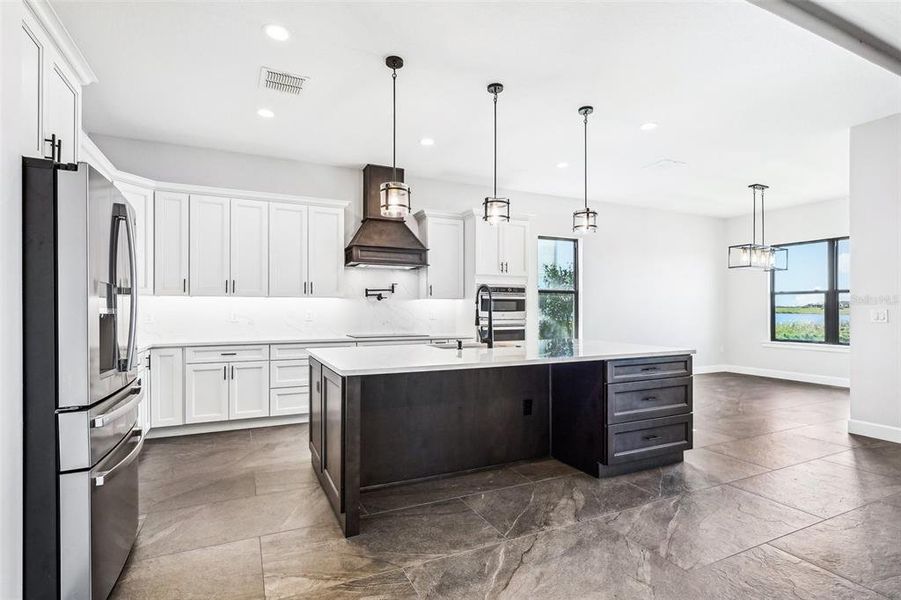 Kitchen island and breakfast bar with Extra storage drawers & dining space