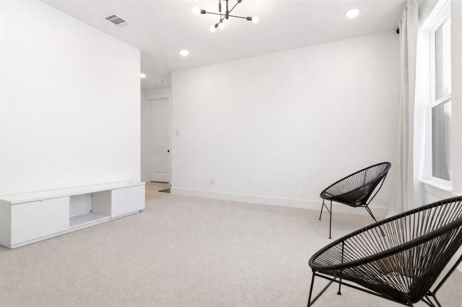 Spacious, unfurnished interior of a new home in , Hickory Creek (Image 17).