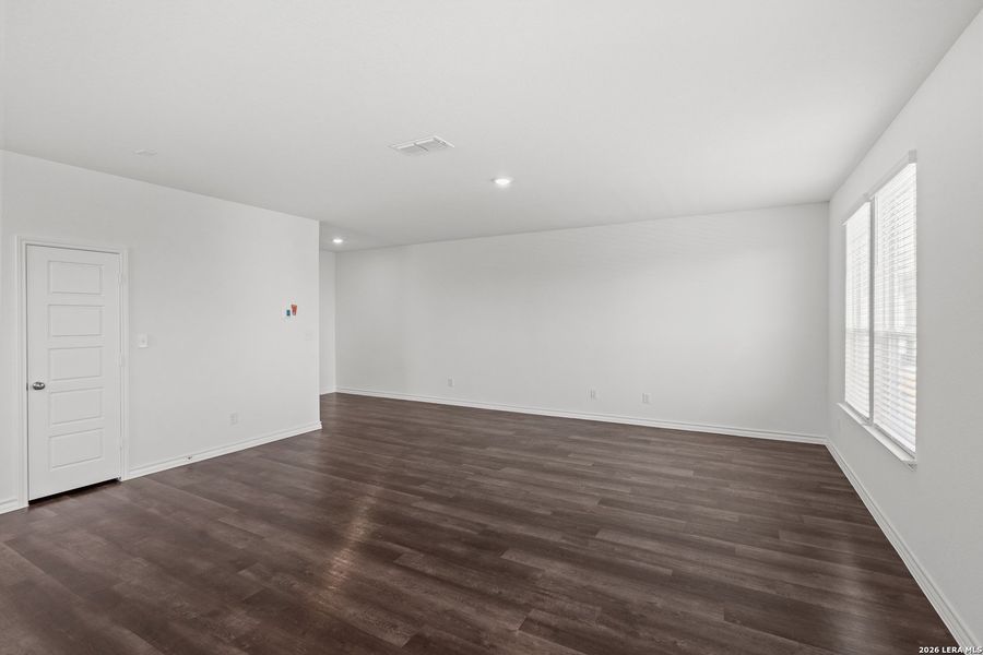Spacious, unfurnished interior of a new home in Davis Ranch, San Antonio (Image 18).