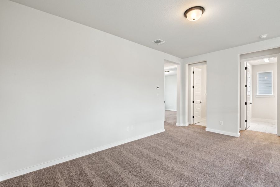 Spacious, unfurnished interior of a new home in Lariat, Liberty Hill (Image 40).