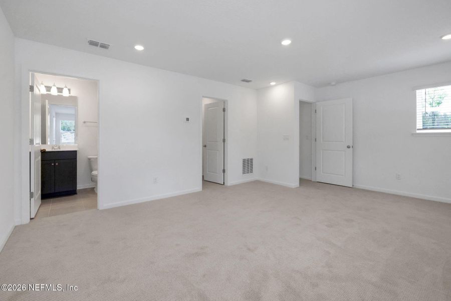 Spacious, unfurnished interior of a new home in Jennings Farm, Middleburg (Image 43).