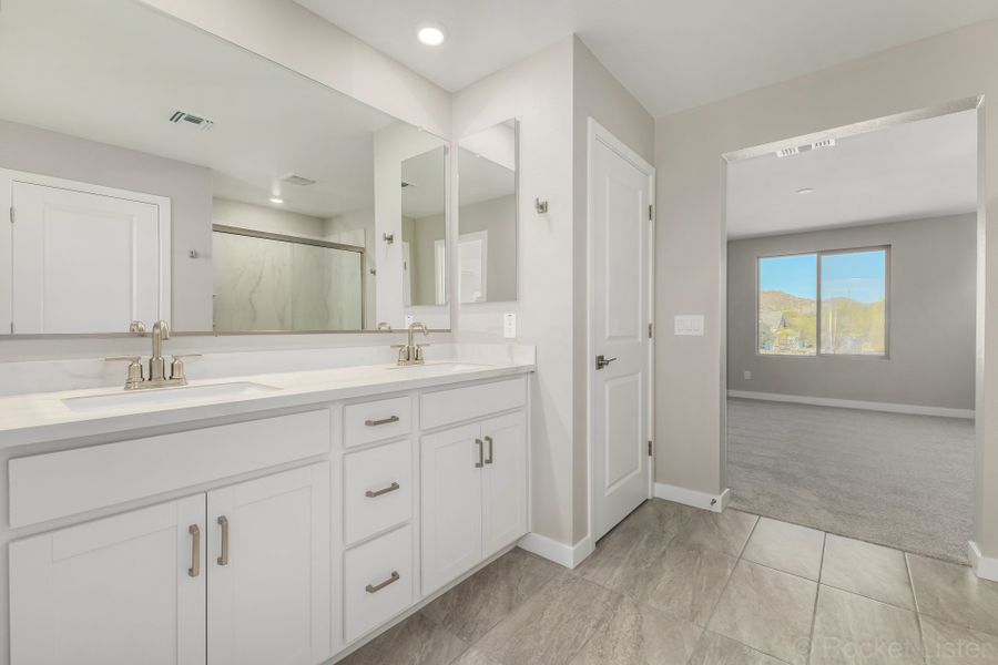 Furnished interior view inside a new home in Rialta, Mesa (Image 4).