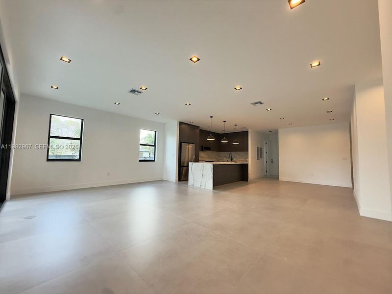 Spacious, unfurnished interior of a new home in , Fort Lauderdale (Image 25).