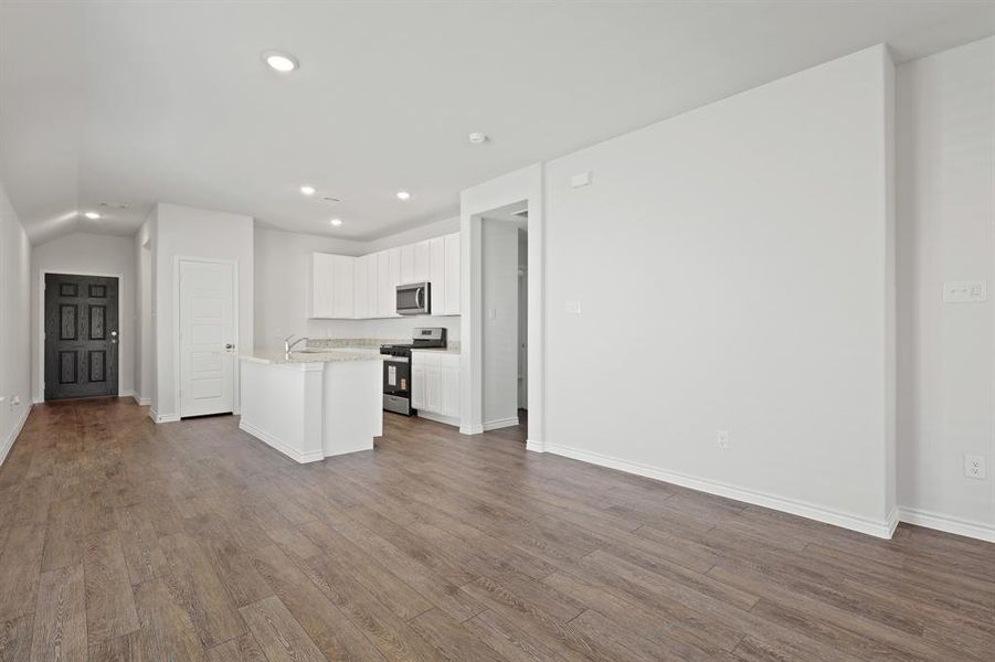 Spacious, unfurnished interior of a new home in Rocky Creek Crossing, Fort Worth (Image 12).