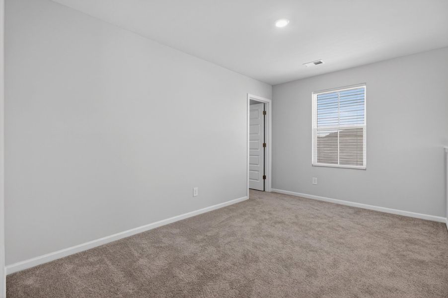 Spacious, unfurnished interior of a new home in Lindera Preserve at Cane Bay Plantation, Summerville (Image 28).