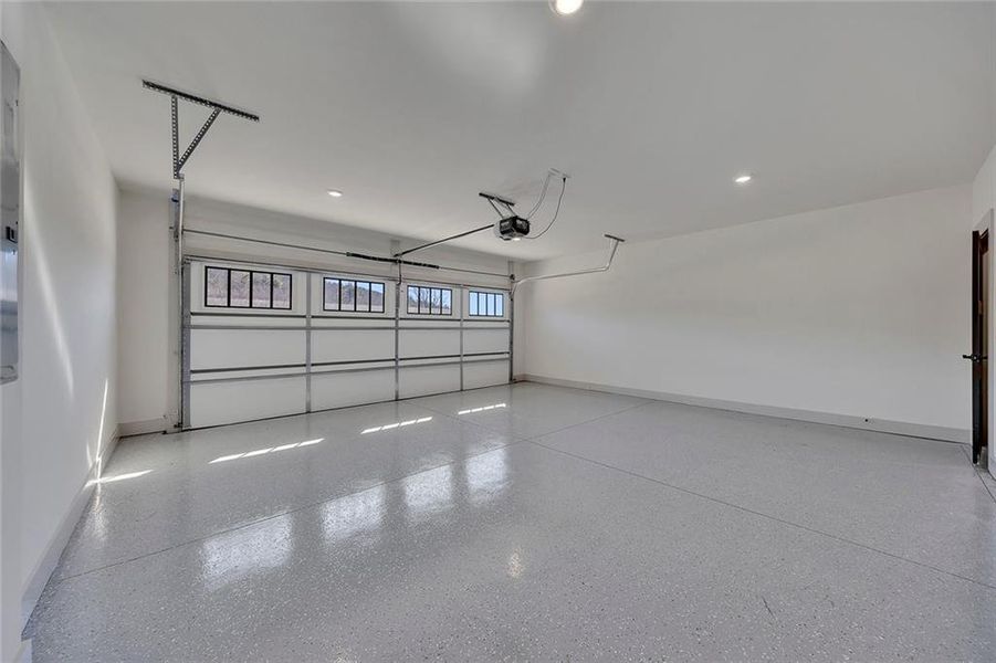 Spacious, unfurnished interior of a new home in , Jasper (Image 33).