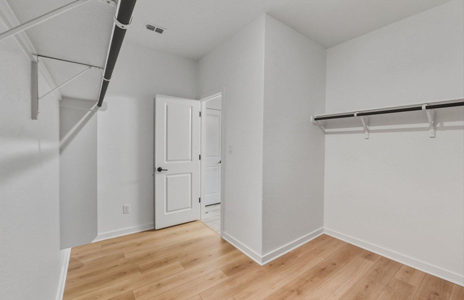 Spacious, unfurnished interior of a new home in Sunfield, Buda (Image 17).