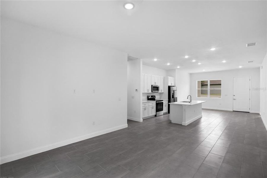 Spacious, unfurnished interior of a new home in , Dunnellon (Image 23).