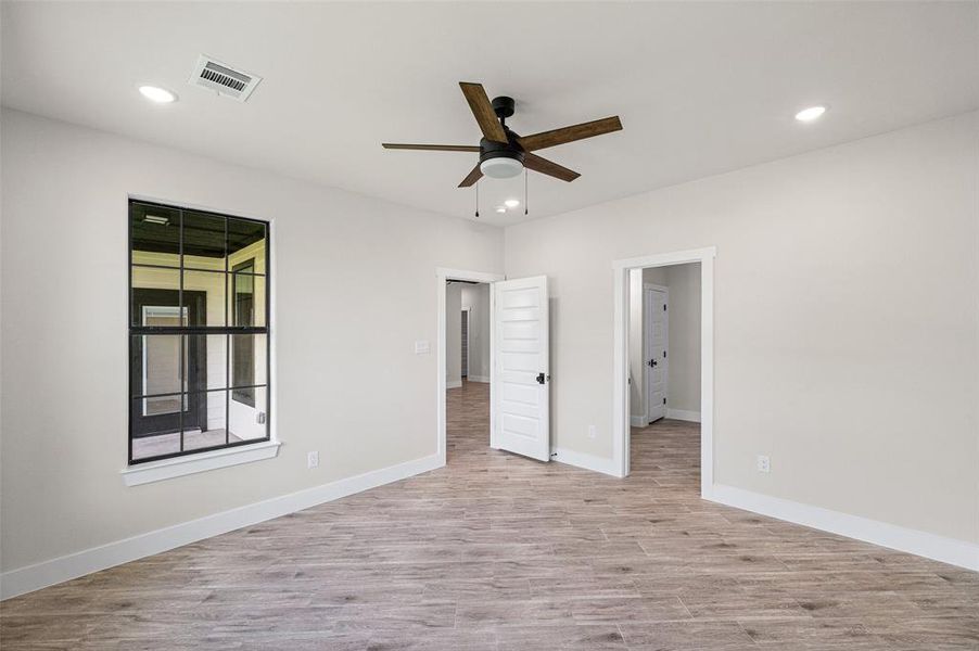 Spacious, unfurnished interior of a new home in , Granbury (Image 20).