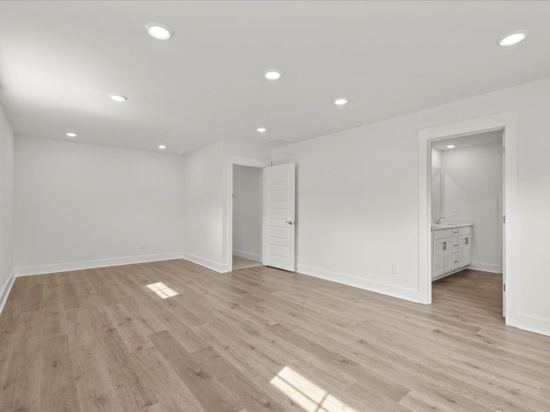 Spacious, unfurnished interior of a new home in The Coves at Lakes of Cane Bay, Summerville (Image 25). Spacious, unfurnished interior of a new home in The Coves at Lakes of Cane Bay, Summerville (Image 25).