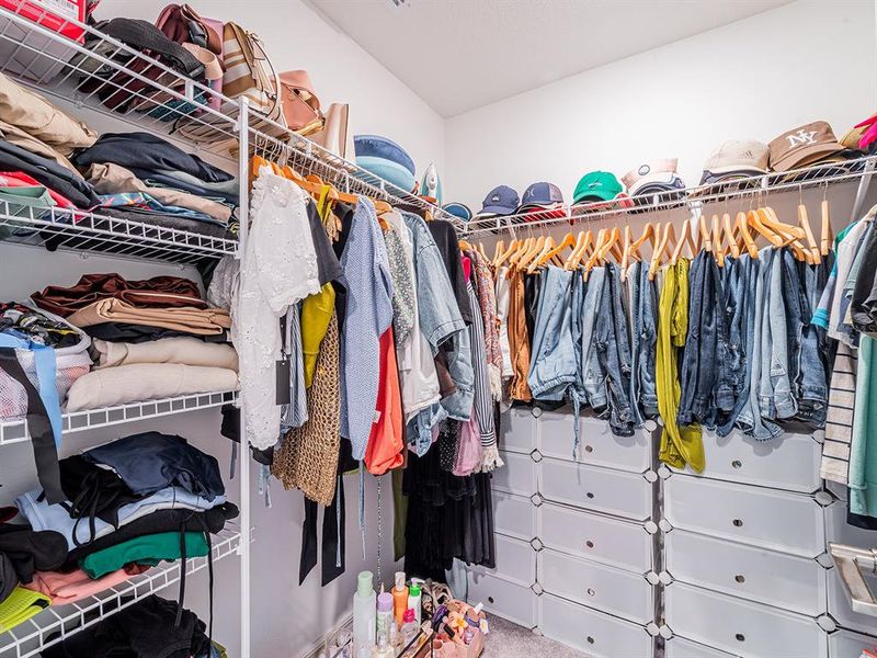 MASTER WALKING CLOSET