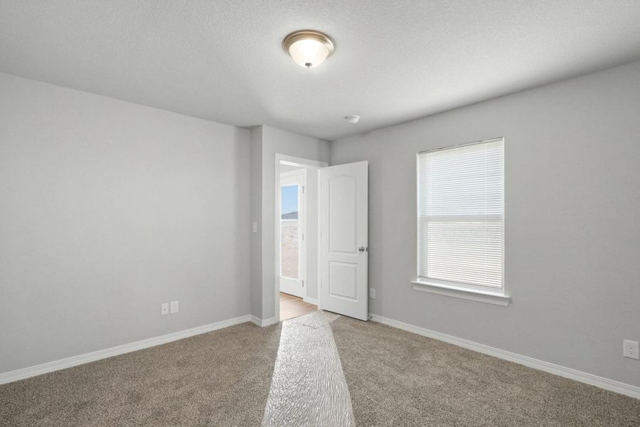 Spacious, unfurnished interior of a new home in Rancho Desierto Bello, El Paso (Image 10).