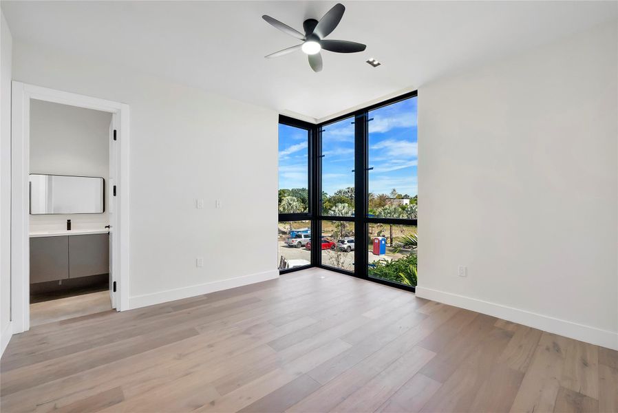 Spacious, unfurnished interior of a new home in , Plantation (Image 40).