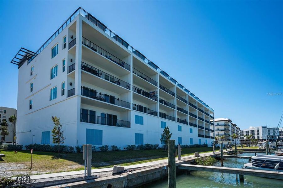 Condo located in Madeira Beach, FL showcasing its design and architecture (Image 4).