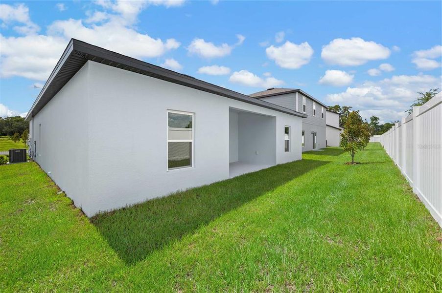 Exterior details and patio area of a home in Tula Parc, Astatula (Image 3).