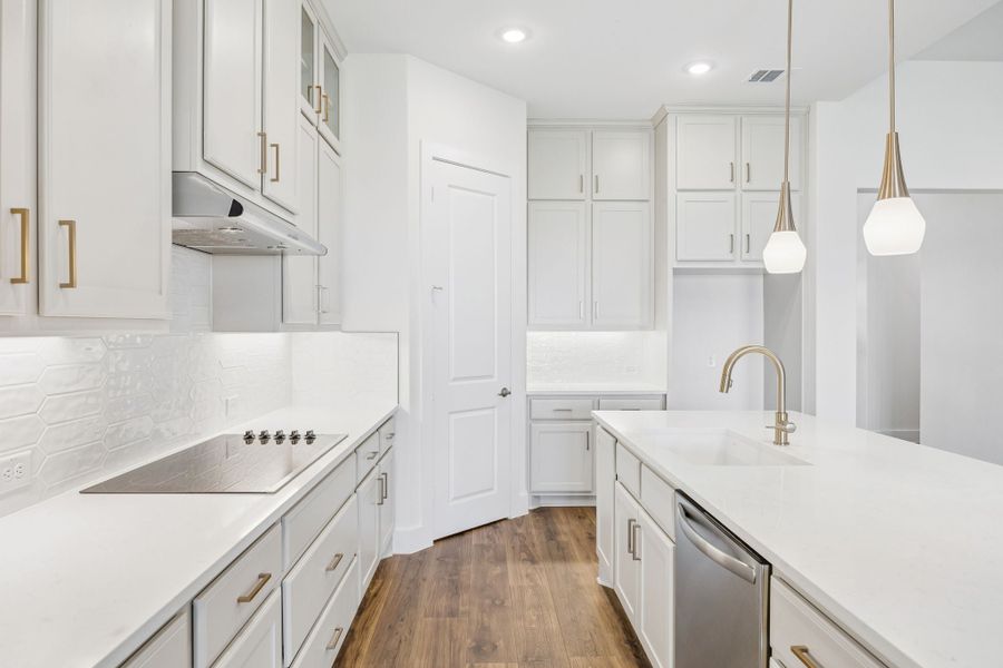 Furnished interior view inside a new home in Lakeway Estates, Waxahachie (Image 8).