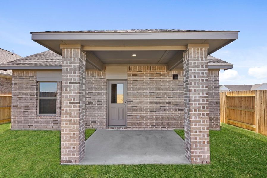 Exterior details and patio area of a home in Creekhaven, Rosharon (Image 20).