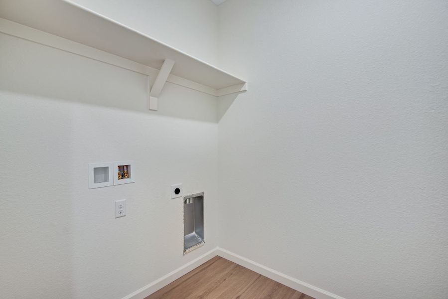 Spacious, unfurnished interior of a new home in Sterling Ranch, Littleton (Image 28).