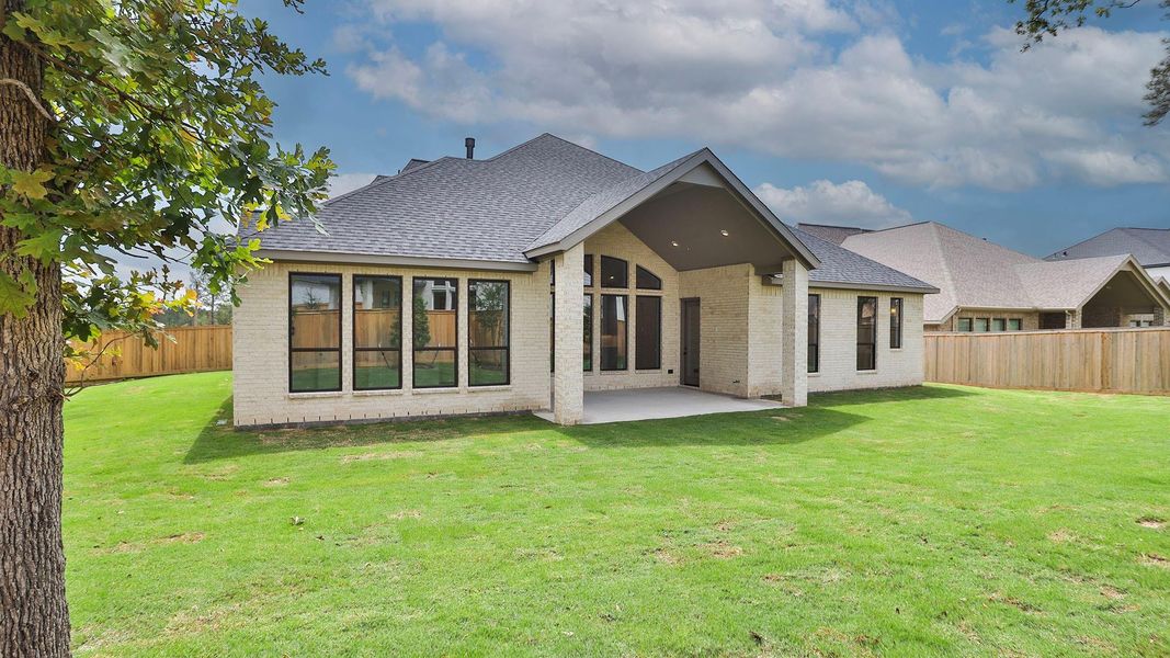 Exterior details and patio area of a home in Kresston, Montgomery (Image 3).