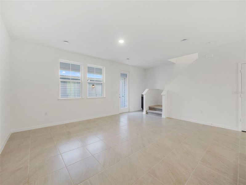 Spacious, unfurnished interior of a new home in Aulin Square, Oviedo (Image 16).