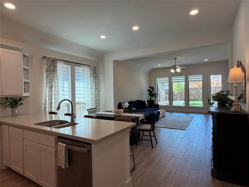 Filling the Entire Space with Beautiful Natural Light Filling the Entire Space with Beautiful Natural Light