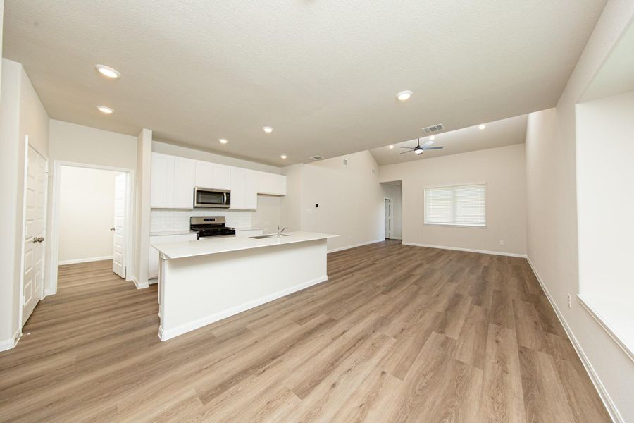 Spacious, unfurnished interior of a new home in River's Edge, Conroe (Image 15). Spacious, unfurnished interior of a new home in River's Edge, Conroe (Image 15).