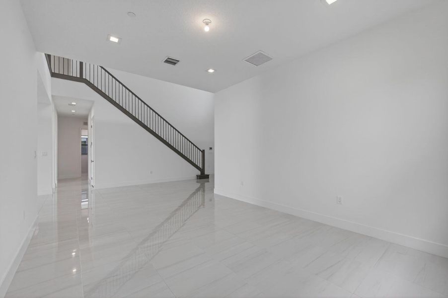 Spacious, unfurnished interior of a new home in Apex at Avenir, Palm Beach Gardens (Image 31).