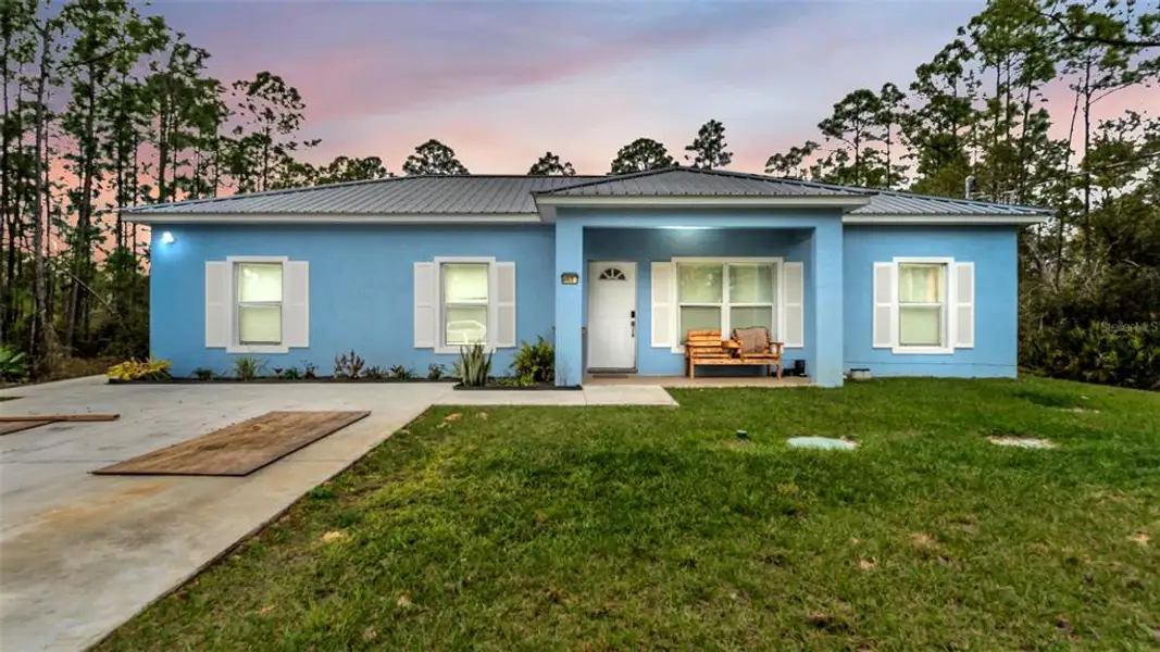Exterior details and patio area of a home in , Sebring (Image 27).