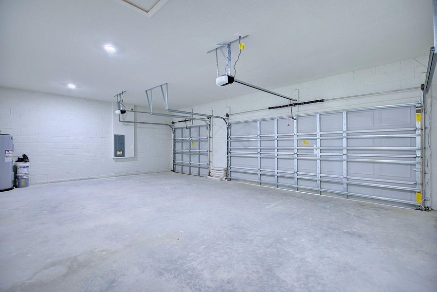 Spacious, unfurnished interior of a new home in , Sebring (Image 11).