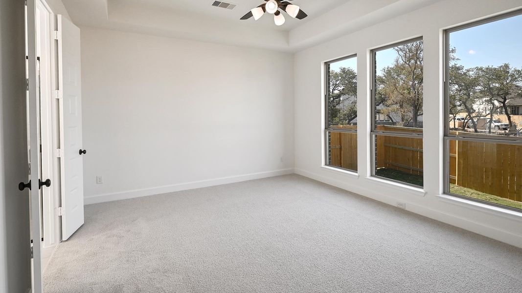 Spacious, unfurnished interior of a new home in 6 Creeks 50', Kyle (Image 15).