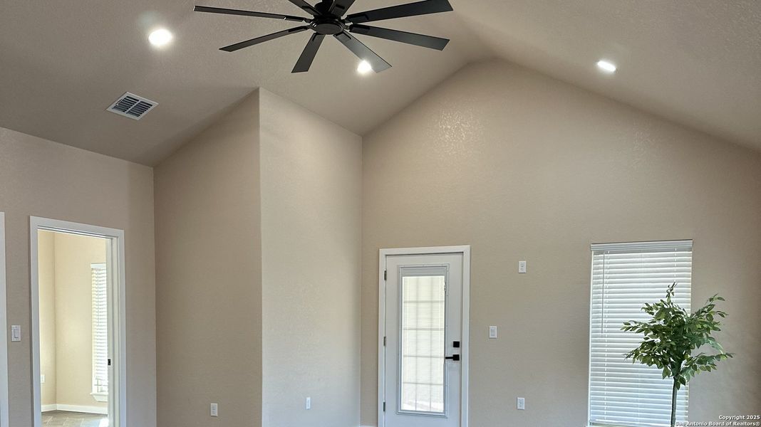Spacious, unfurnished interior of a new home in , San Antonio (Image 12).