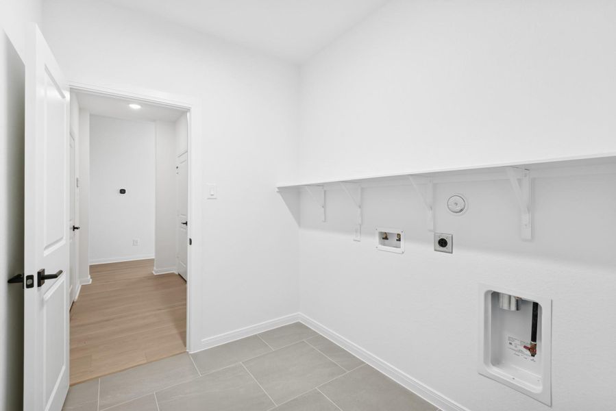 Spacious, unfurnished interior of a new home in The Grand Prairie 50’, Hockley (Image 24).