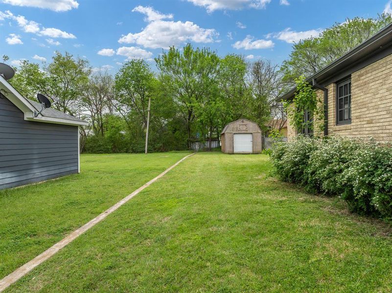 Exterior details and patio area of a home in , Hillsboro (Image 3).