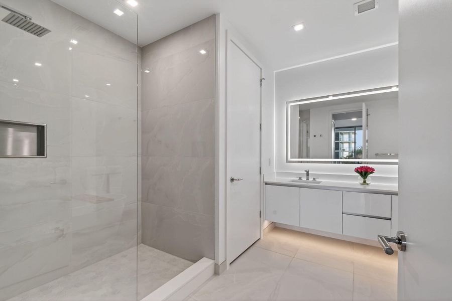 220LakeShoreDr#715(27)