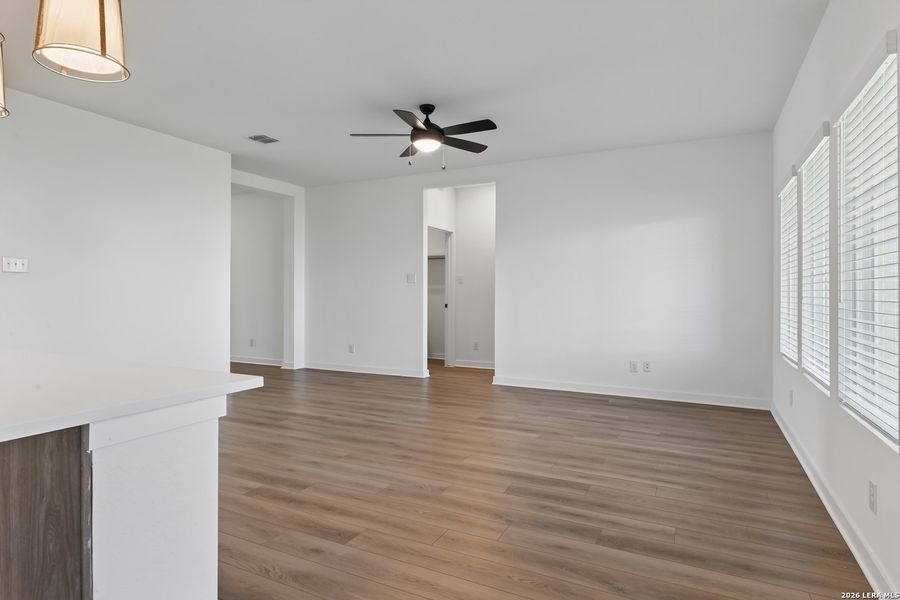 Spacious, unfurnished interior of a new home in Nopal Valley, San Antonio (Image 15).