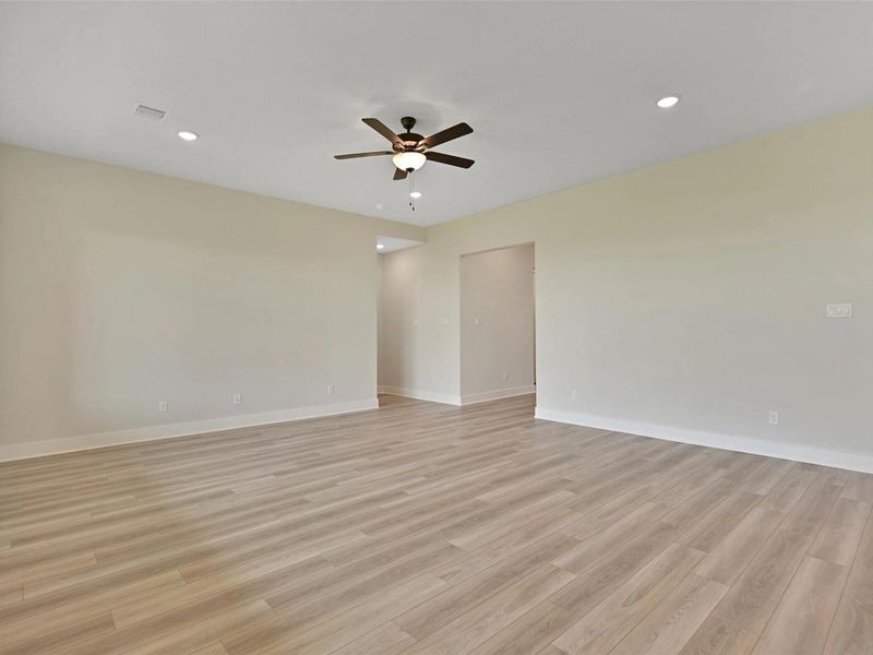 Spacious, unfurnished interior of a new home in Lago Mar, Texas City (Image 28).