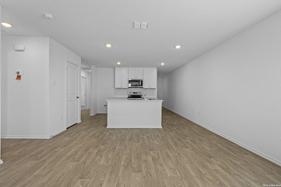 Spacious, unfurnished interior of a new home in Arroyo Ranch, Seguin (Image 22).