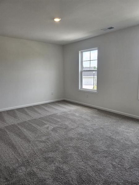 Spacious, unfurnished interior of a new home in Edgefield, Loris (Image 30).